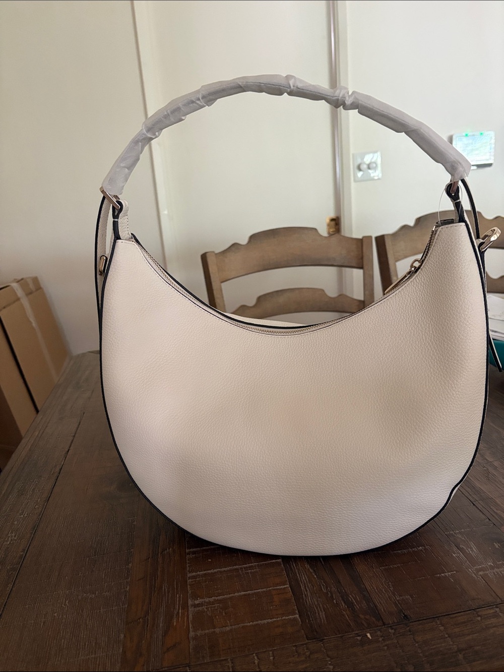 kate spade meringue pebbled leather shoulder bag with gold-tone logo - Picture 5 of 7